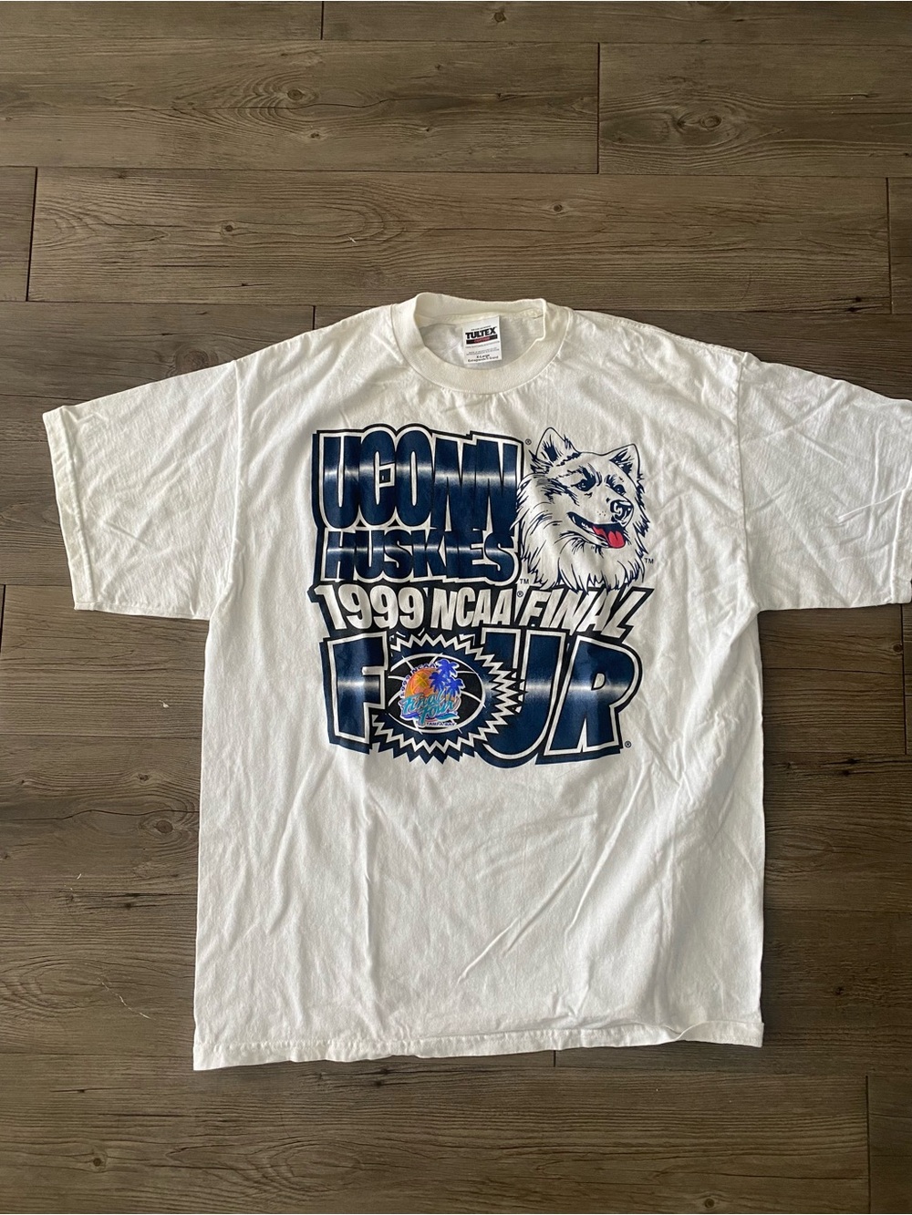 Vintage 1999 UCONN Huskies T-Shirt